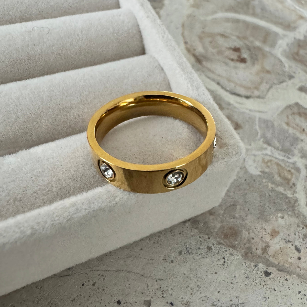 LUST ring